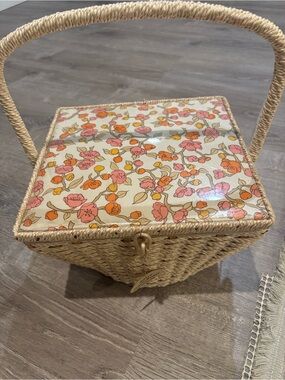 Dritz Vintage Cream Wicker Sewing Basket with Floral Lid